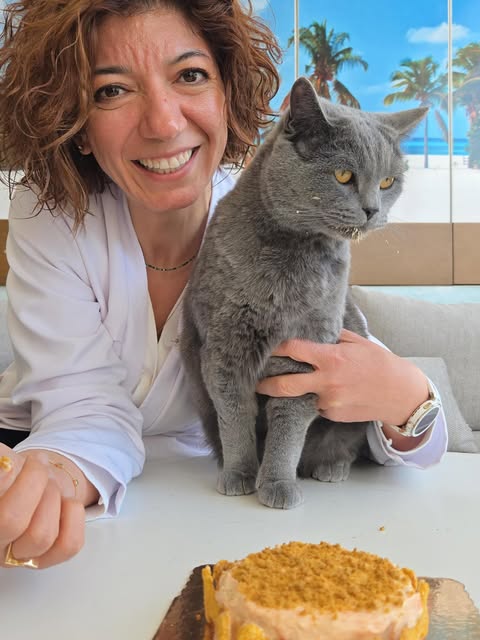 PetSmile Clinic Instagram hesabından, klinikte bir kediyle çekilmiş fotoğraf